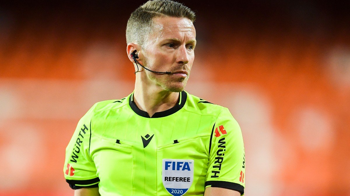 Hernández Hernández es árbitro internacional.