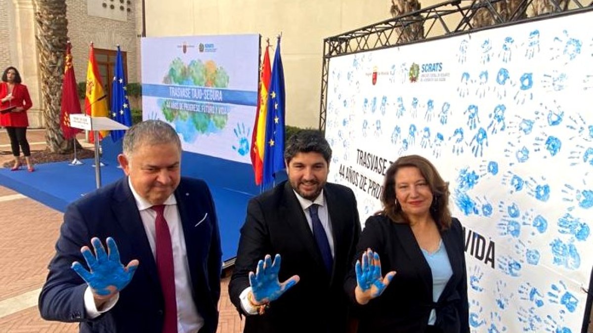 Carmen Crespo junto al presidente murciano, Fernando López, y el presidente del Sindicato Central de Regantes, Lucas Jiménez.