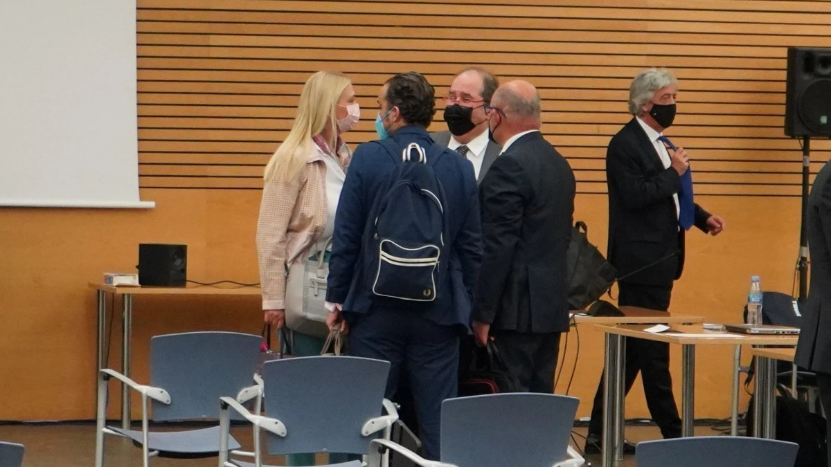 El exinterventor José Alemán y su mujer, Isabel Carrasco, con sus abogados durante la vista