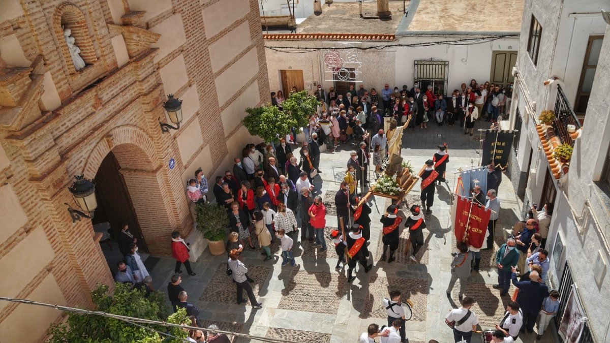El Domingo de Resurrección sale en procesión el Resucitado y por la tarde se celebra la Cardoncha.