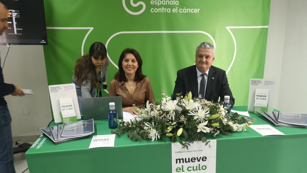 Magdalena Cantero y Juan de la Cruz Belmonte, este viernes en la sede de la AECC de Almería.