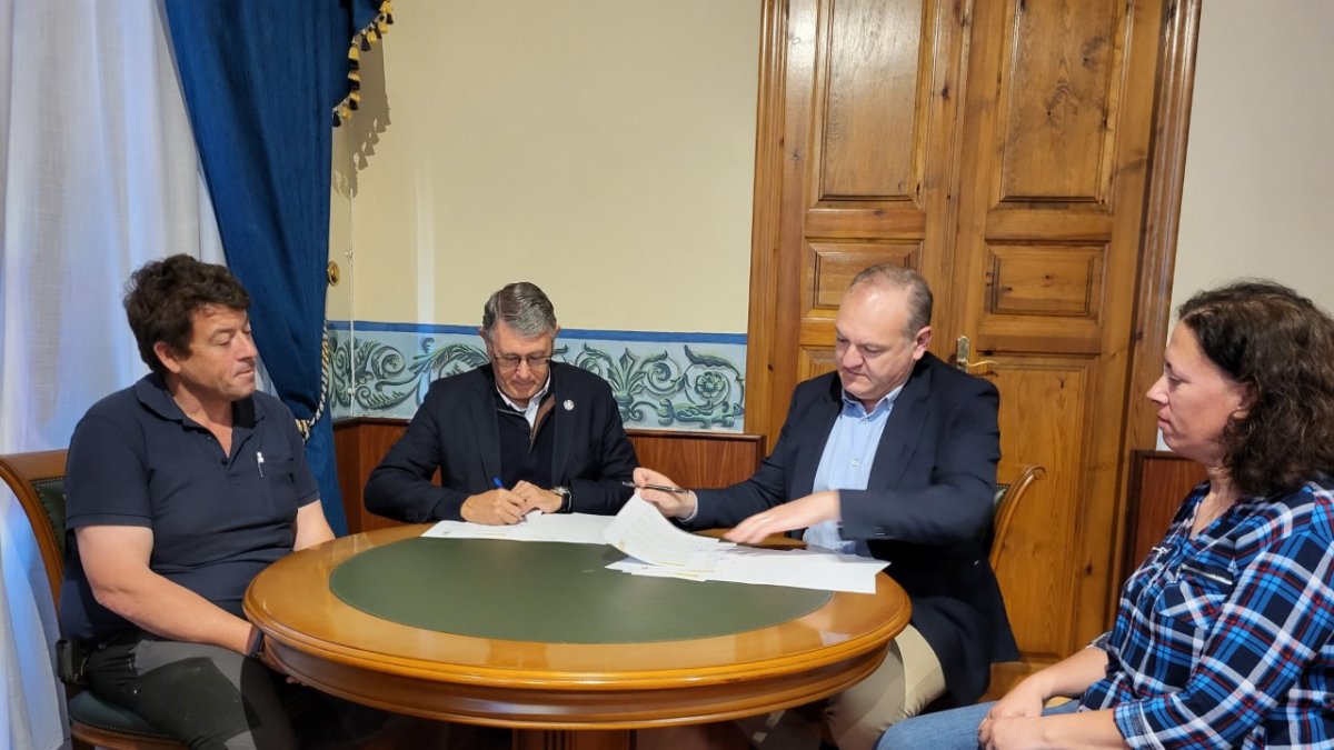 Firma del convenio entre el alcalde y el presidente de la Confederación Hidrográfica del Segura.