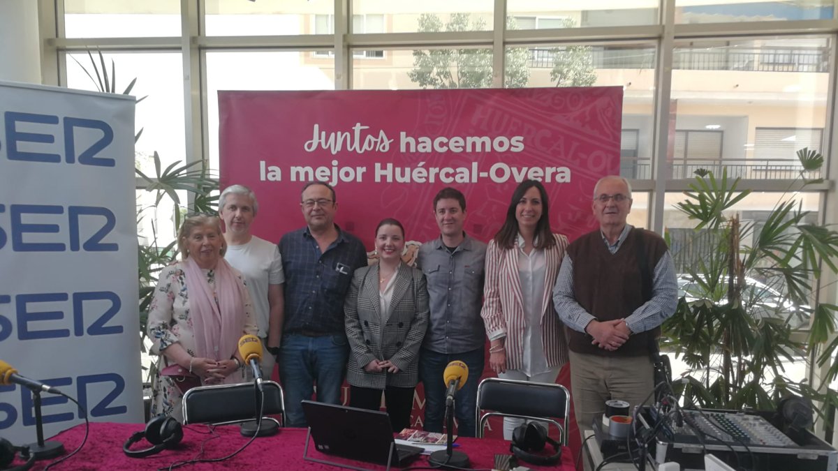Fotografía de familia Los miembros de las cofradías junto a Guillermo Mirón y la edil de Cultura, Belén Martínez, durante la emisión del Hoy p