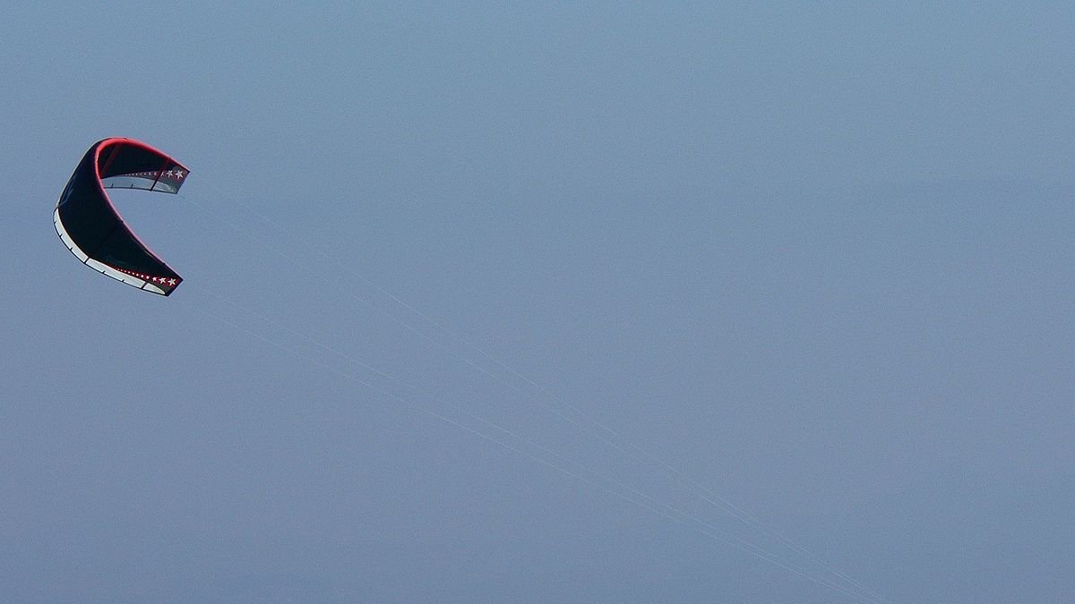 Imagen de archivo de una persona practicando kitesurf.