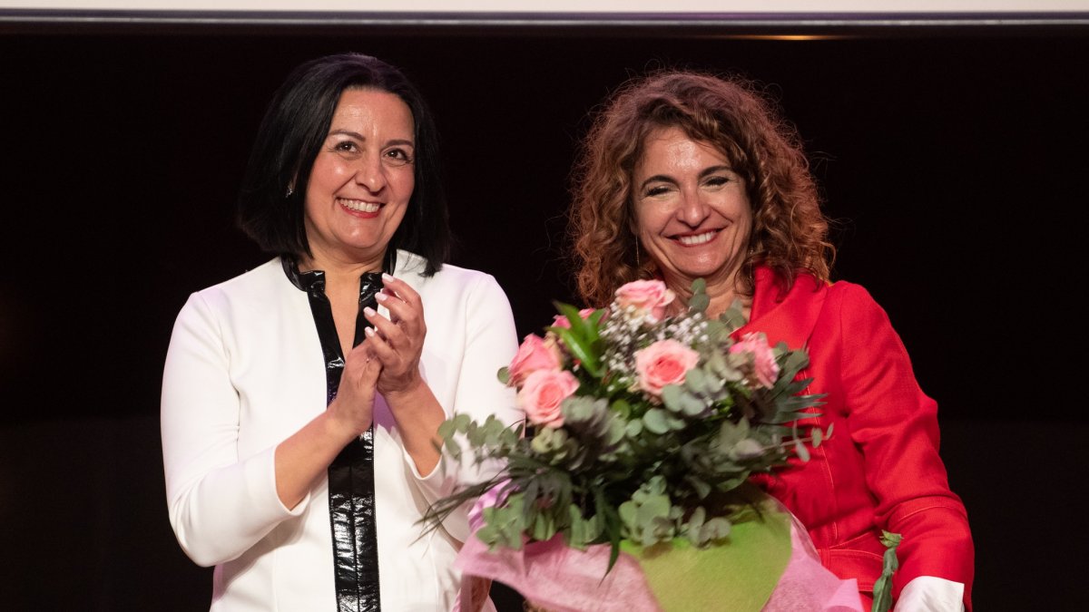 La alcaldesa cantoriana y la ministra de Hacienda durante el evento.