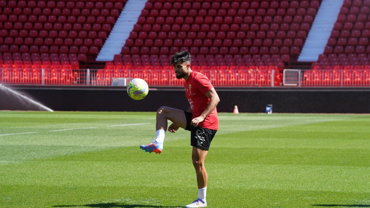 Arnau en el entrenamiento del Almería en el Estadio de los Juegos Mediterráneos.