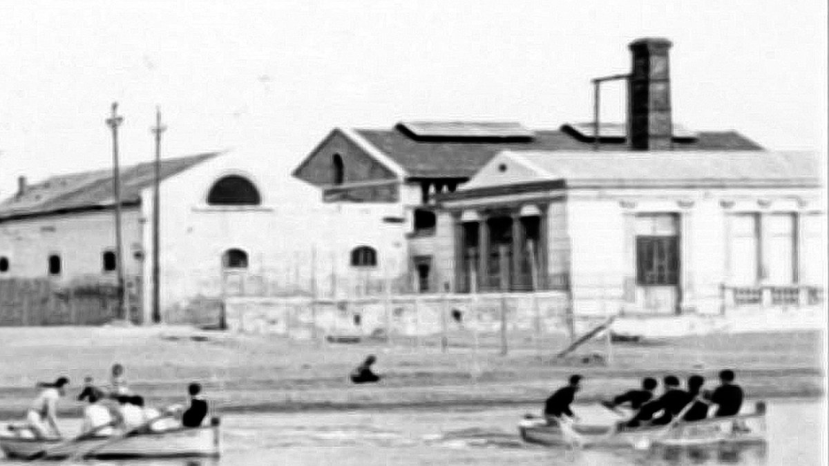 Canoas en un día de regatas en la playa de las Almadrabillas. Al fondo, las instalaciones del balneario Diana.