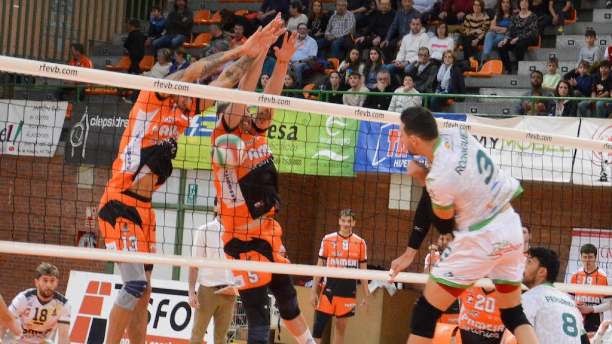 Teruel prolonga su lucha por la Superliga.