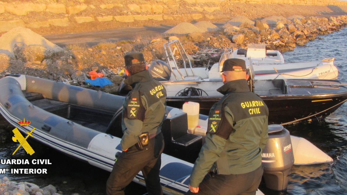 Agentes de la Guardia Civil con las embarcaciones.