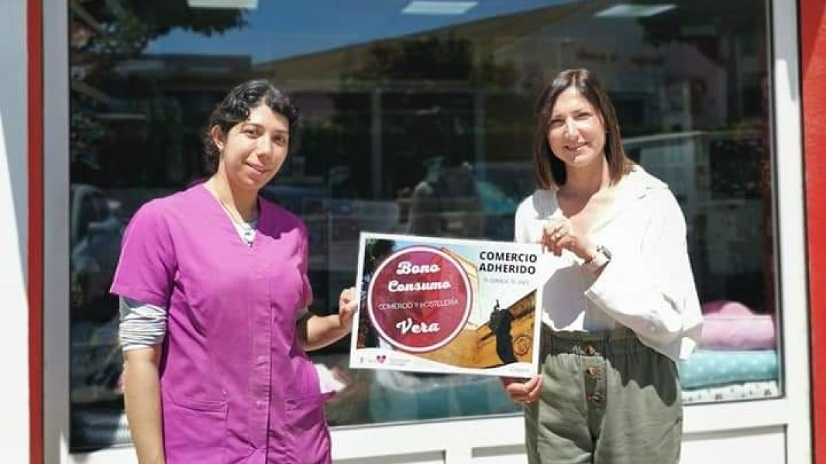 La responsable del área de Comercio del ayuntamiento de Vera, Ana Lourdes Ramírez junto a uno de los comercios adheridos.