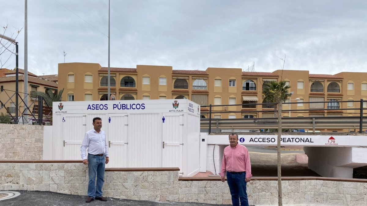 Alcalde y edil en la instalación de nuevos aseos públicos en Terreros.
