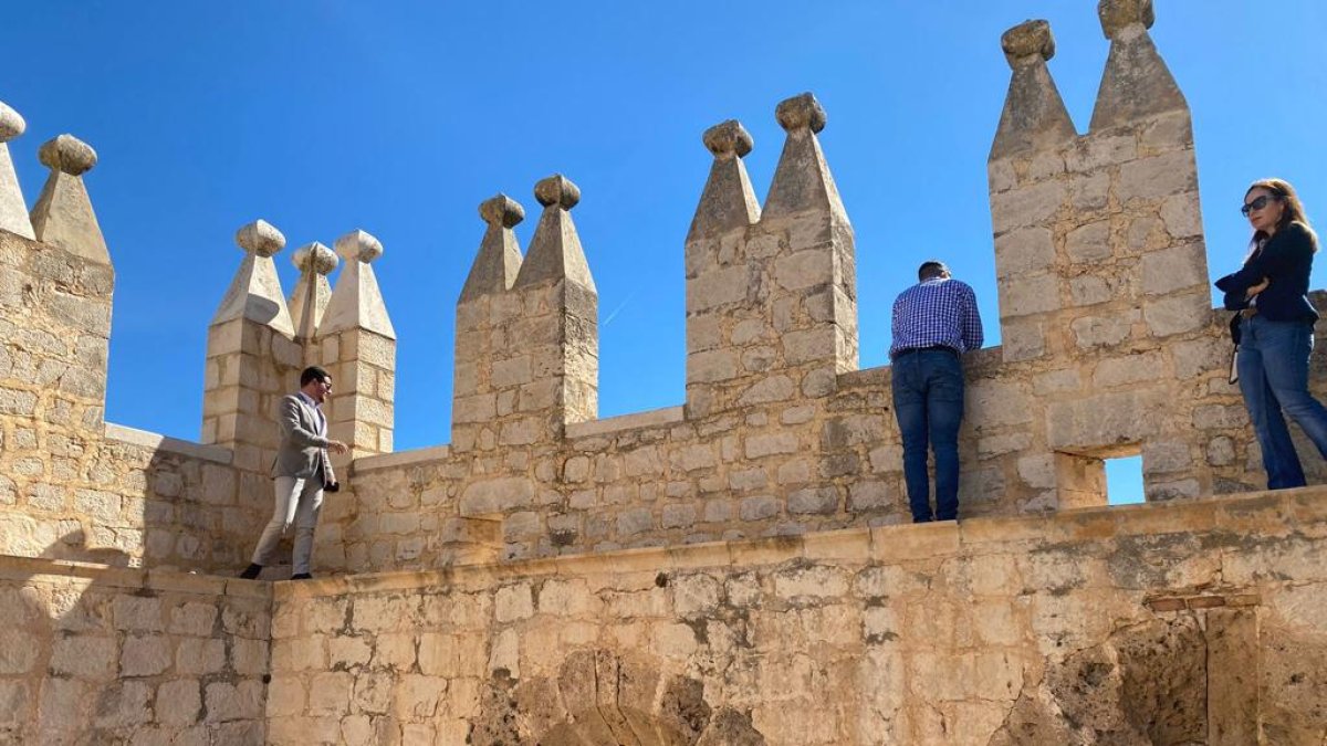 El delegado de Turismo presenta al Ayuntamiento de Vélez Blanco los avances en el proyecto de recuperación del Castillo.