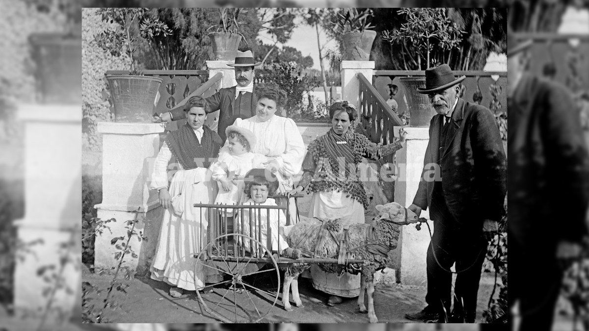 Cortijo de Quesada, en Viator. La mujer de blanco es Carmen Quesada Algarra (hija del propietario). Detrás de ella se ve a su marido Manuel Juarez.