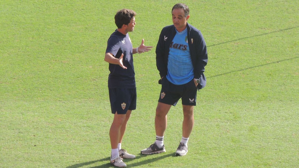 Rubi y Joâo hablan en el césped donde debe responder la plantilla.