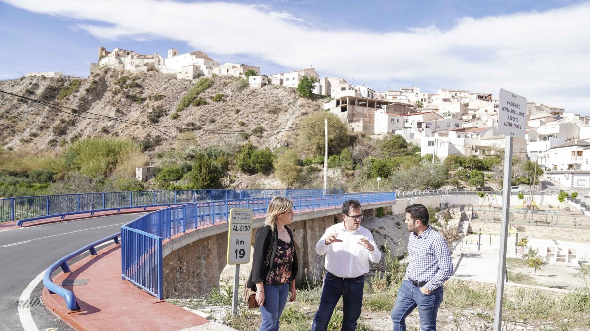 El diputado de Fomento, acompañado por el alcaldey la teniente de alcalde de la localidad.