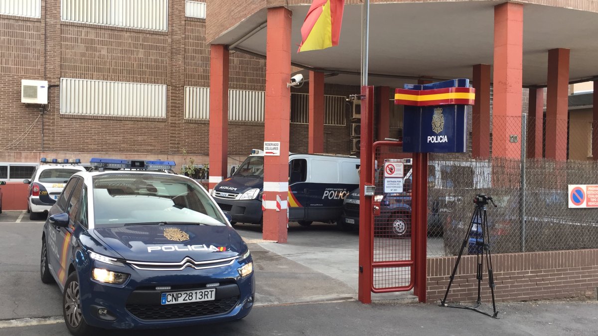 Acceso a calabozos de la Comisaría de Almería