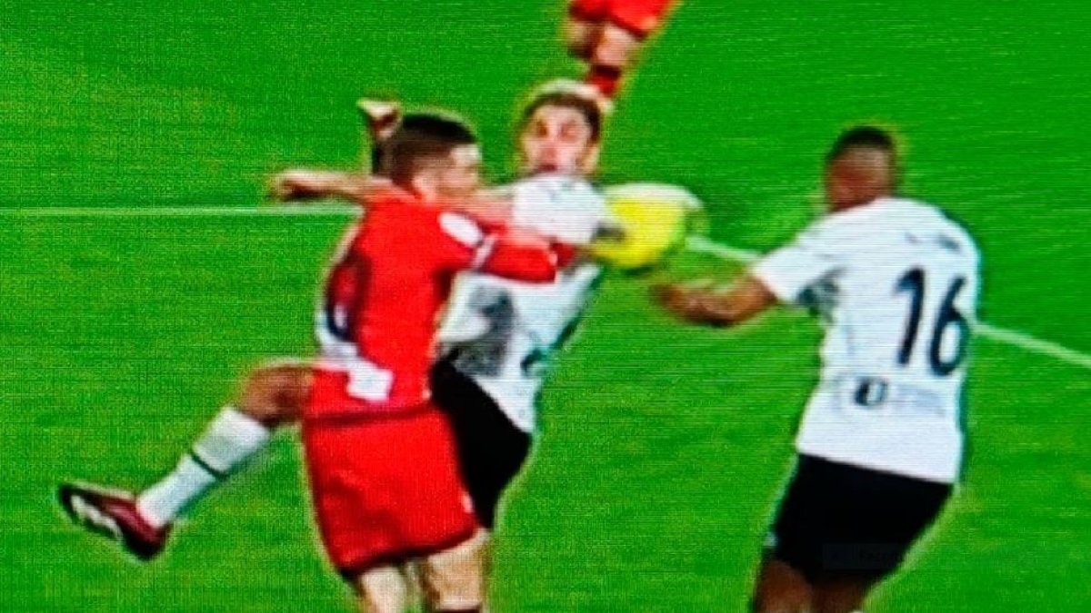 Iván Balliu no quiere jugar la pelota con la mano pero...