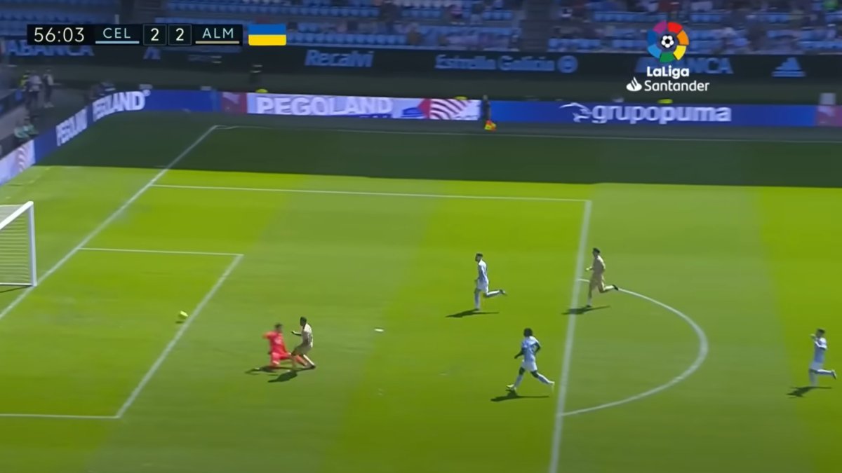 Momento en el que Iván Villar derriba a Luis Suárez dentro del área.
