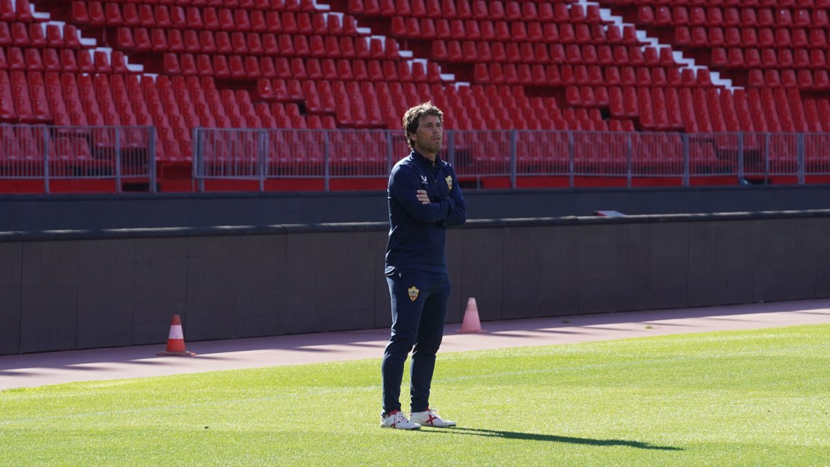 Rubi pendiente de sus jugadores en un entrenamiento en el Mediterráneo.