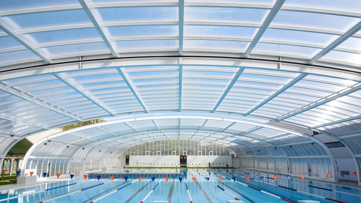 Así ha quedado la espectacular cubierta sobre la piscina exterior de 50 metros de longitud de las Almadrabillas