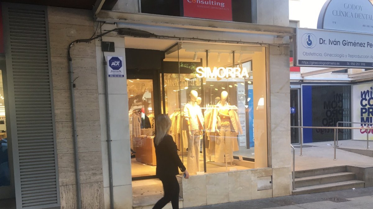 La tienda está situada en el Paseo de Almería numero 7.
