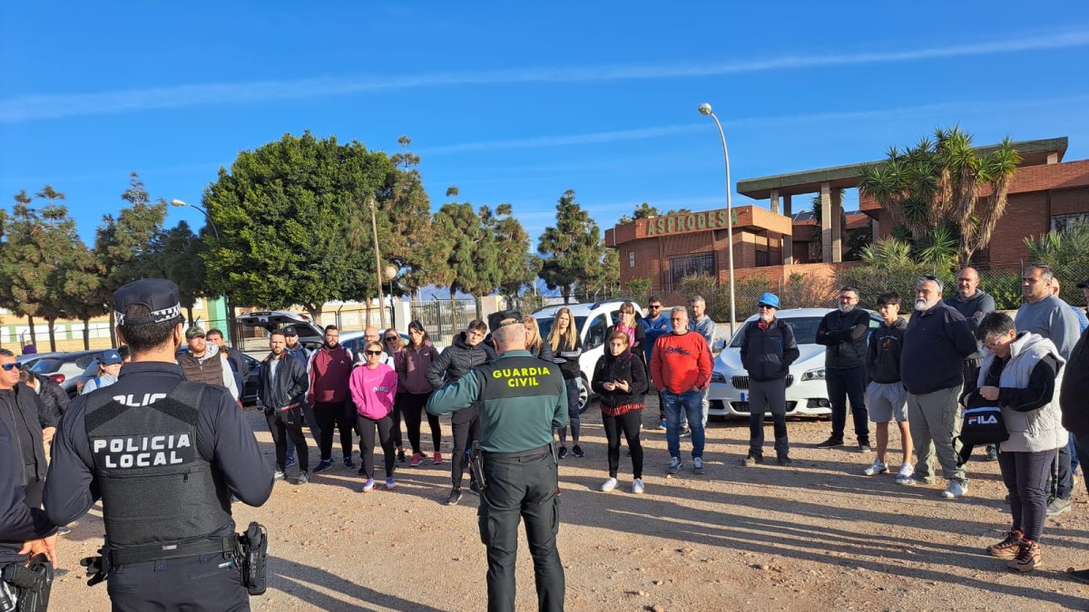 Guardia Civil y Policía Local junto a los voluntarios la mañana del jueves