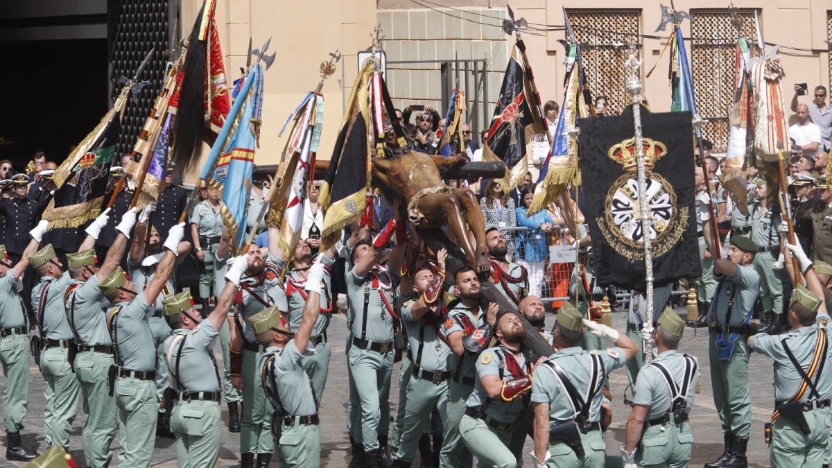 La Legión porta el Cristo de Mena (EUROPA PRESS / ALEX ZEA)