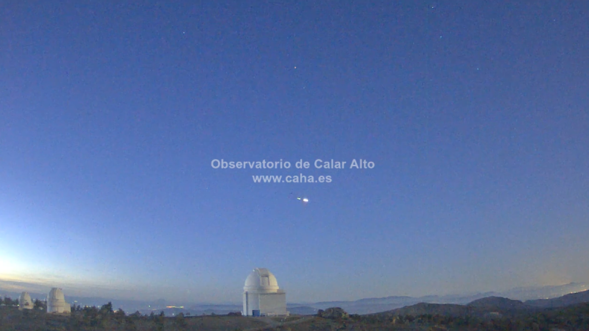 Momento en el que la bola de fuego se parte en dos sobre Albacete grabado desde una de las cámaras de Calar Alto.