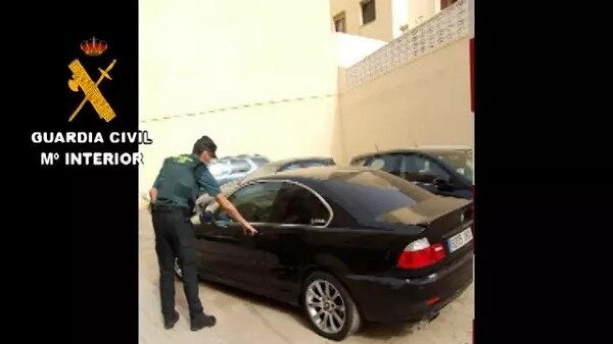 La Guardia Civil inspecciona un vehículo