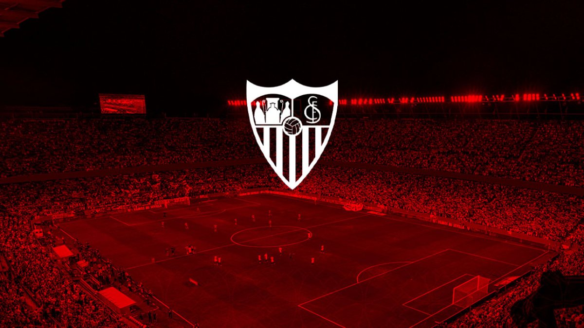 Malestar del conjunto hispalense con las decisiones arbitrales.