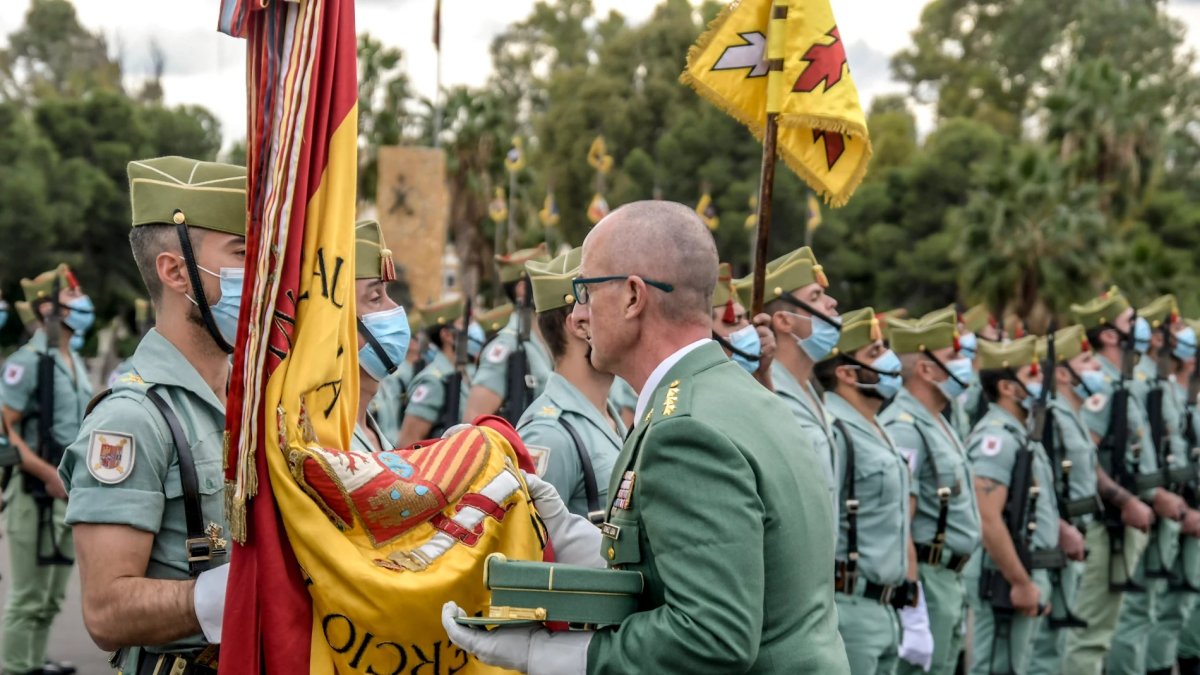Pablo Gómez Lera, entonces coronel, se despide de la bandera del Tercio.