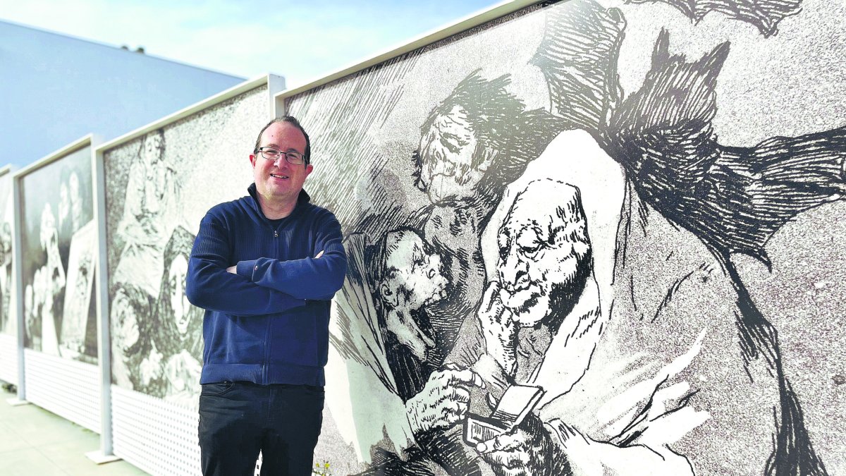 Andrés García en la entrada de los Museos Casa Ibáñez y Centro Pérez Siquier, en Olula del Río.