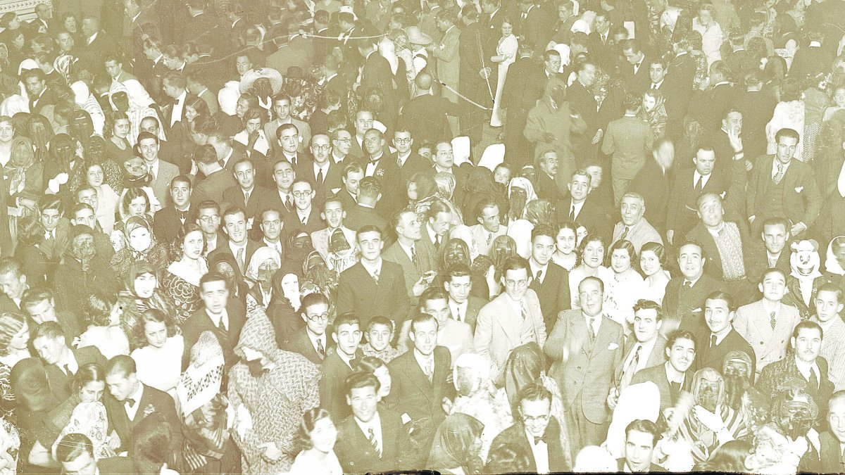 Baile de disfraces en el Teatro Cervantes, al poco de ser inaugurado, en una época de ficticia prosperidad.