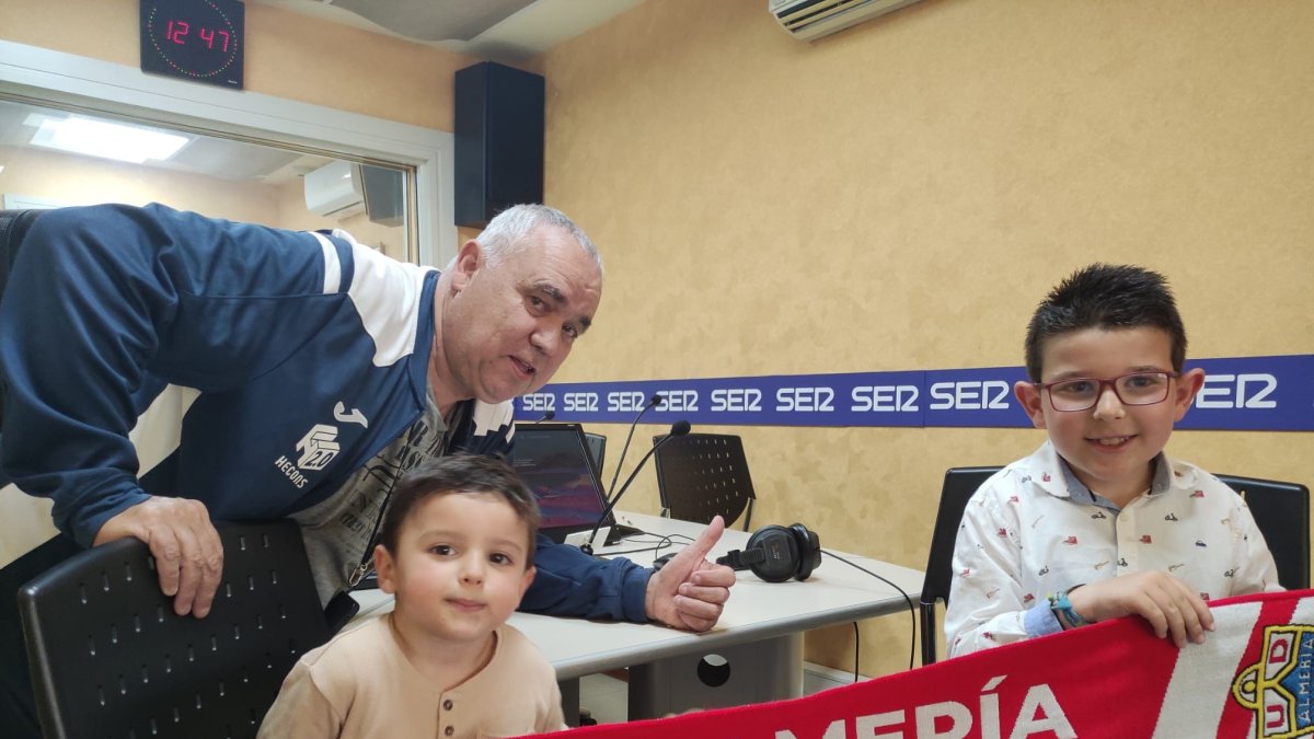 Los dos pequeños del Almería con su abuelito Macua en la Cadena SER.