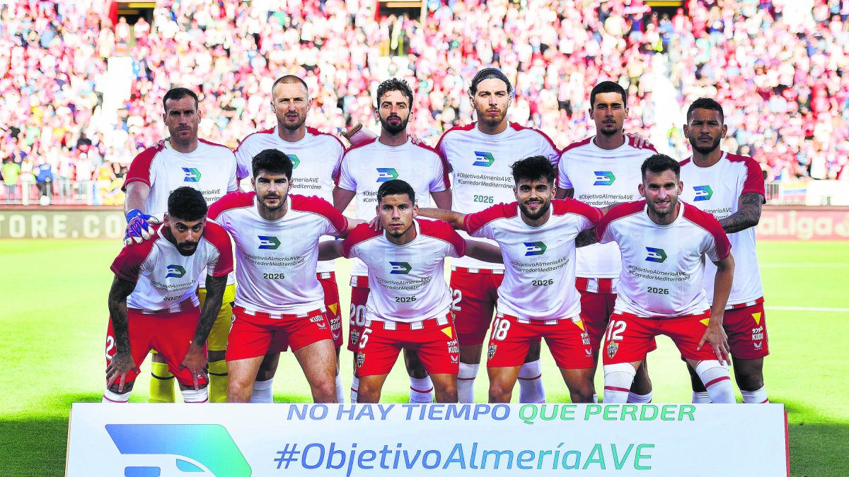 Los jugadores rojiblancos, con el lema del Obetivo Ave 2026.