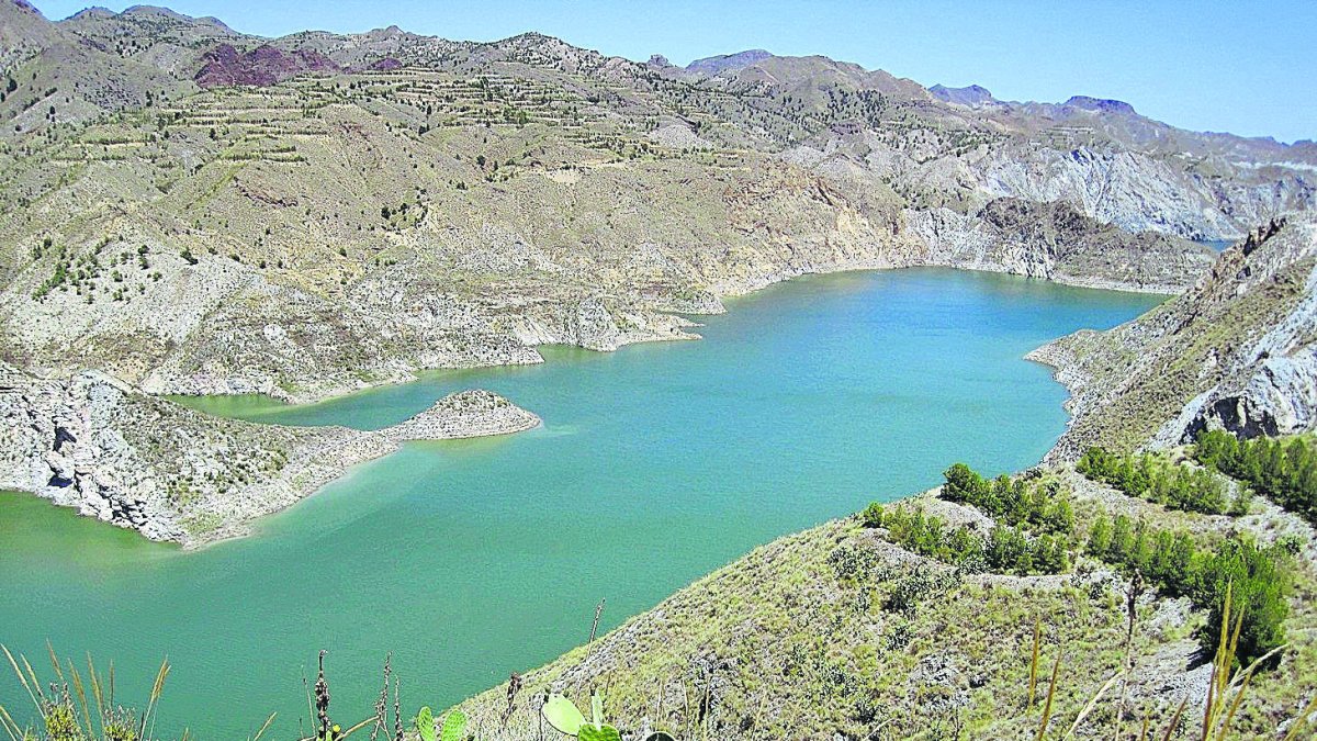 El fuerte descenso de las precipitaciones en la zona del embalse de Cuevas ha reducido los niveles de agua.