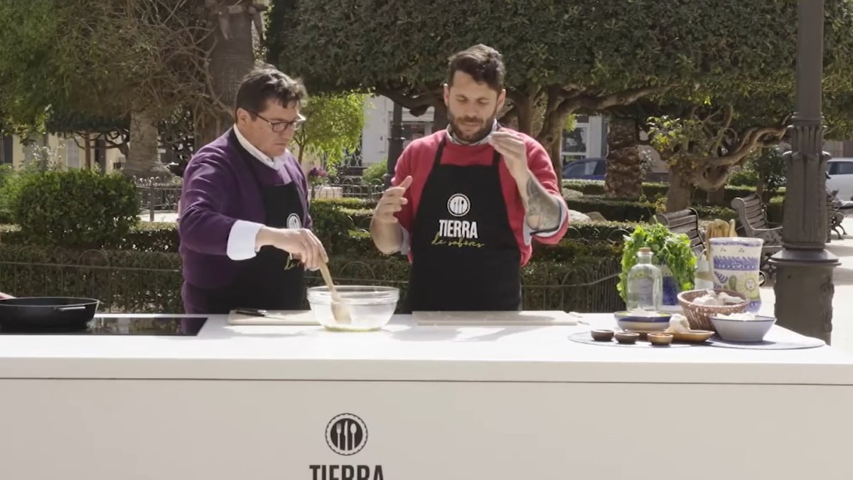 Alfonso Cueli, junto al chef sevillano Bosco Benítez.