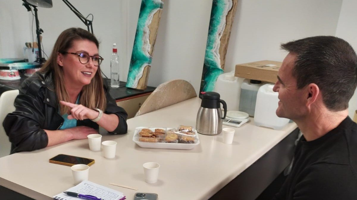 El alcalde de Purchena, Juan Miguel Tortosa ha mantenido un encuentro con la artista Ana Miller.