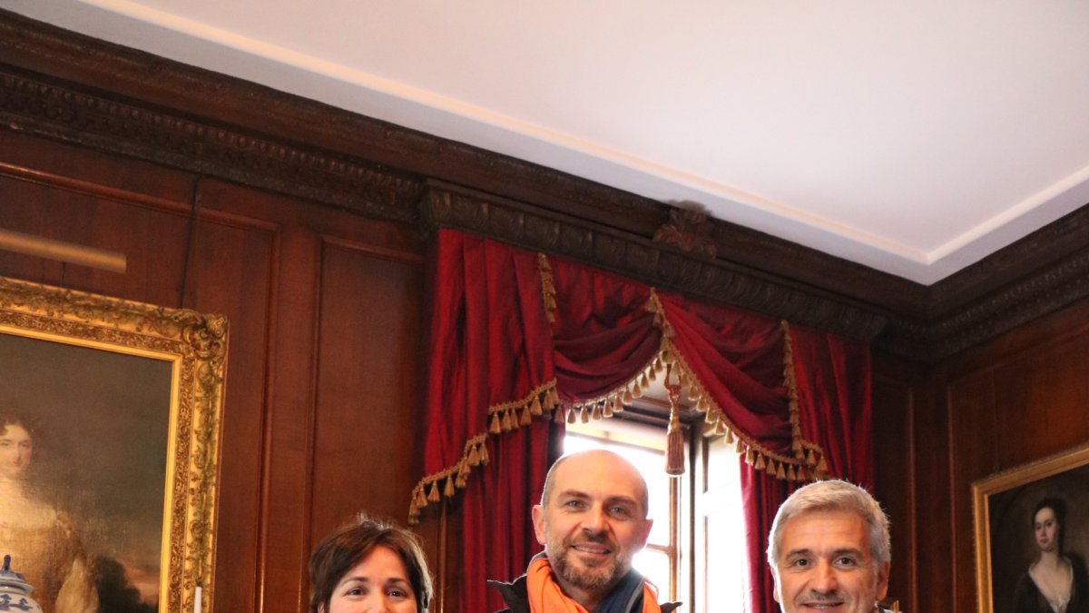 Representantes de la empresa en la histórica mansión del siglo XIV.