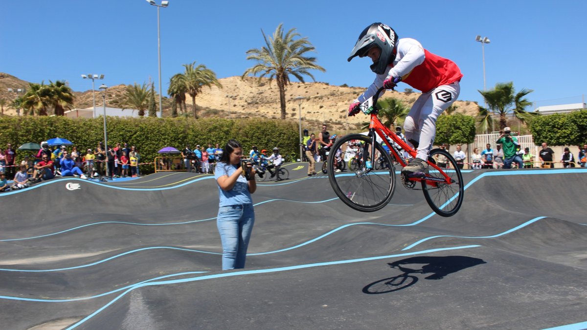 Competición de pump track en Huércal de Almería.