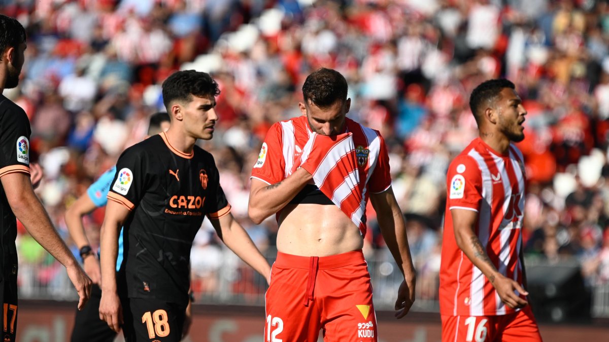 Leo Baptistao y Luis Suárez en el Almería-Valencia.