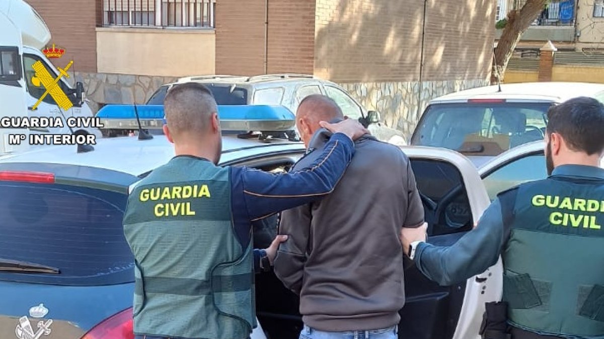 Agentes de la Guardia Civil con el detenido.
