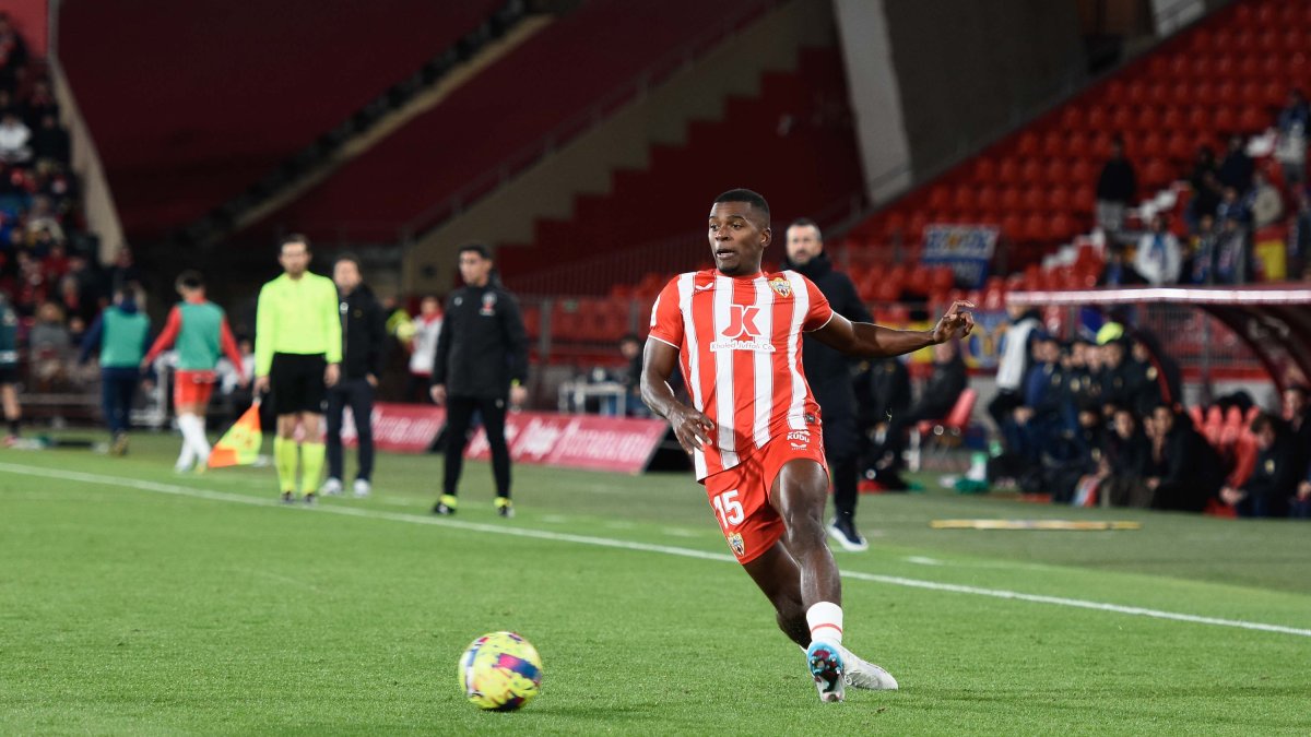 Akieme es una pieza clave en la pizarra del Almería de Rubi.