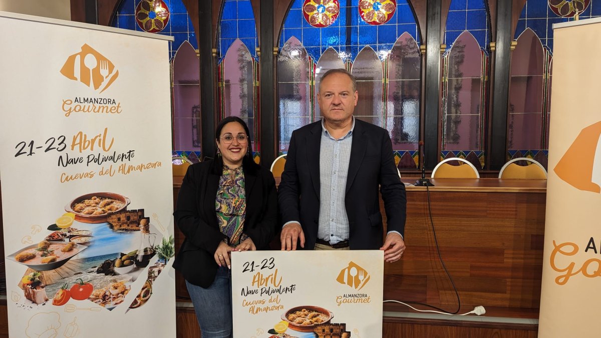 El alcalde Antonio Fernández y la concejala de Comercio Melchi  Caparrós.