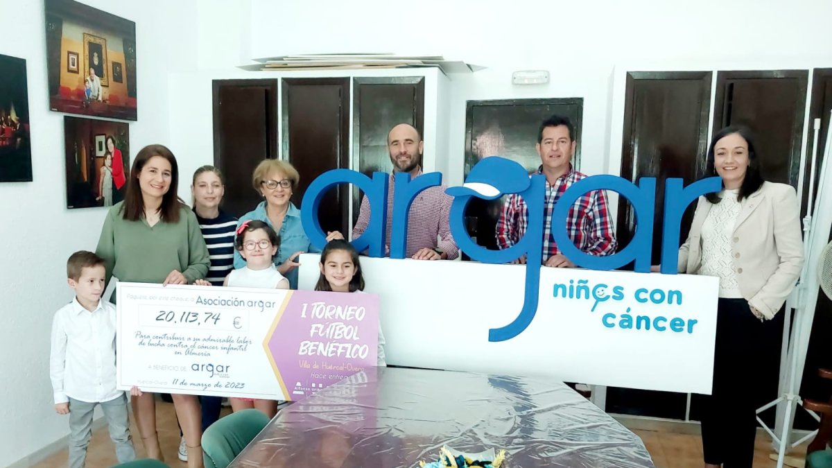 Los organizadores hacen entrega del cheque de recaudación con el I Torneo de Fútbol Benéfico.