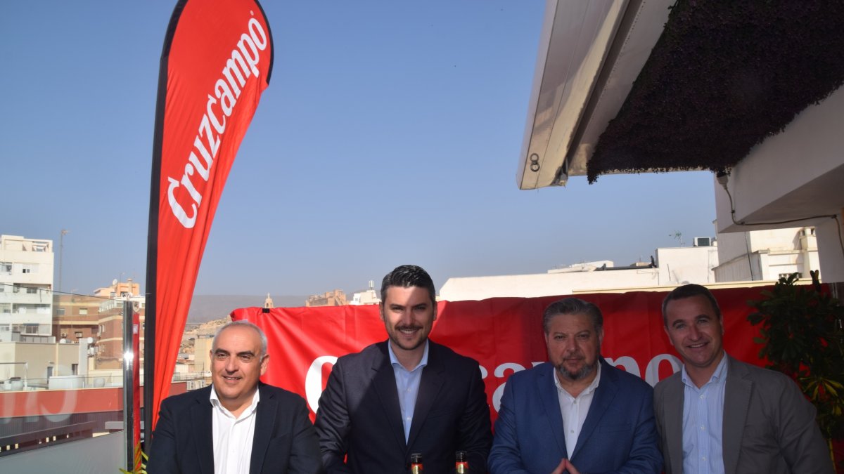 Deogracias Pérez, Álvaro Díaz, Jaime Villa y Diego Cruz, en la terraza de La Cuarta Planta.