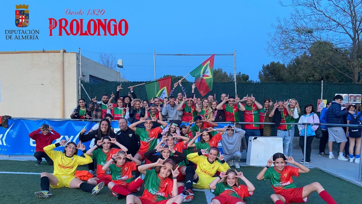 Foto de la plantilla y cuerpo técnico del Pavía con los familiares que se desplazaron a Sabadell.