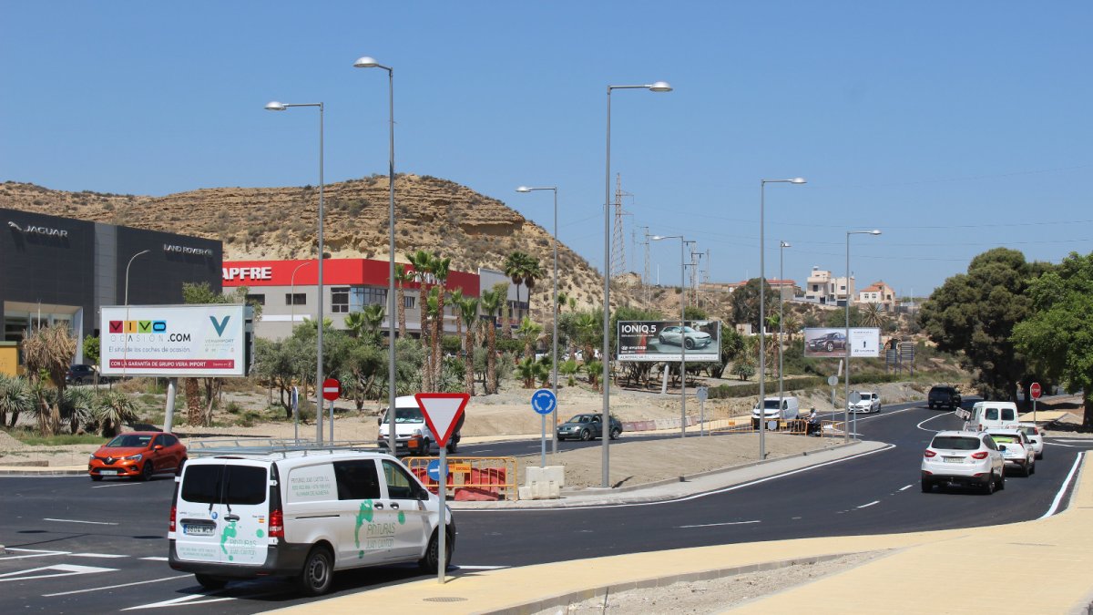 La glorieta de acceso a los polígonos, abierta completamente al tráfico este miércoles, ha completado las obras.