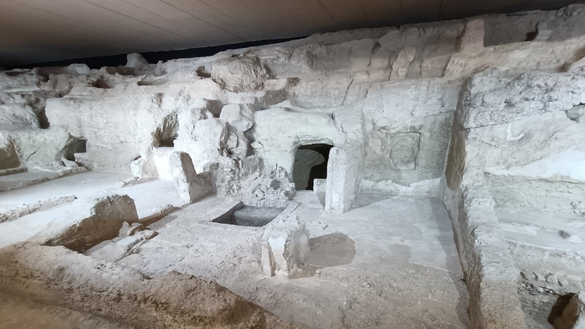 Vivienda más amplia en la que se ve el patio y la puerta de doble vano