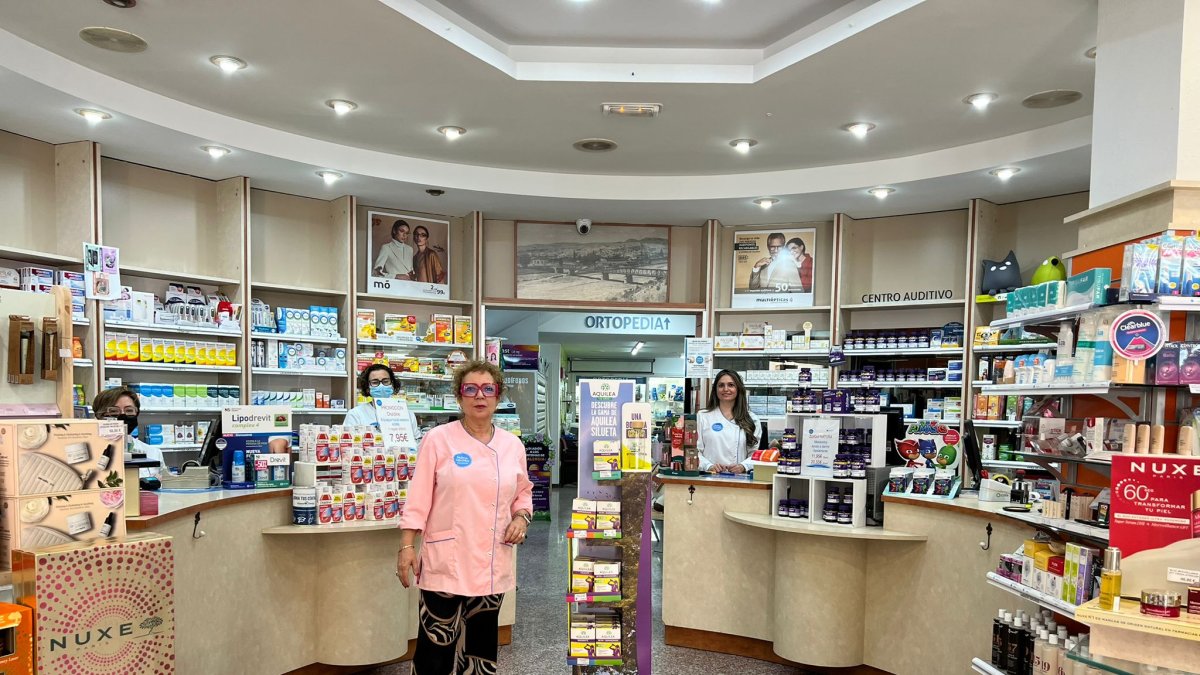 La propietaria de la Farmacia Ruíz Collado Juana junto a su equipo profesional